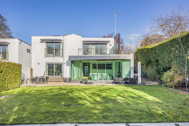 5 bed detached house