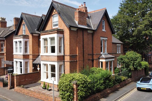 6 bed semi-detached house