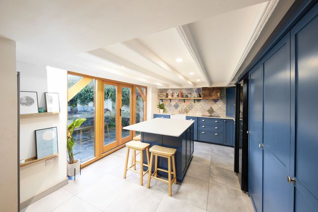 6 bedroom detached house for sale