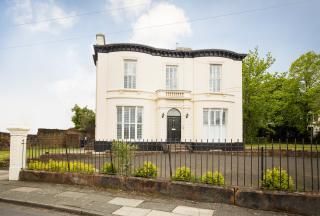 5 bed detached house