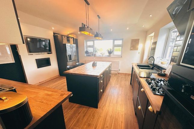 Robin Hood Road, Arnold, Nottingham... 4 bed semi