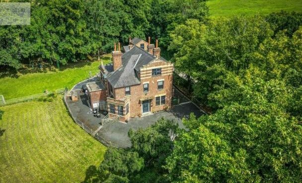 5 bedroom detached house for sale