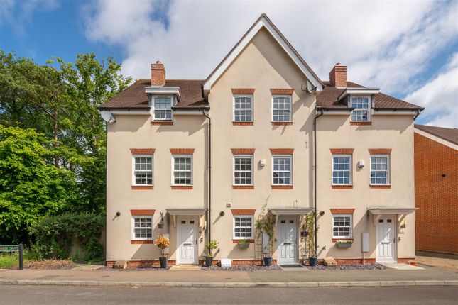 Whittaker Drive, Horley 4 bed terraced house for sale