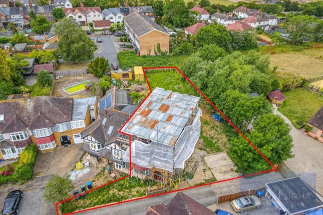 Whitehall Close, Chigwell IG7 3 bed semi