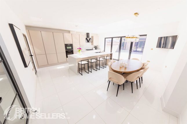 5 bedroom semi-detached house for sale