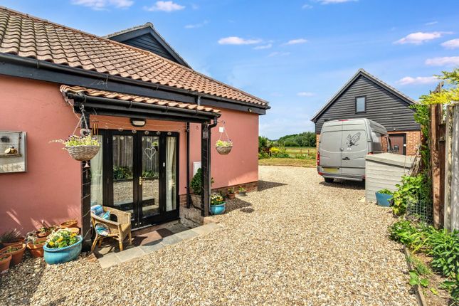 Low Street, Oakley, Diss, Suffolk, IP21 3 bed semi