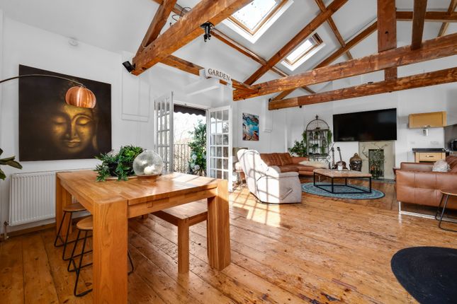 Bridge Road, East Molesey, Surrey, KT8 3 bed link detached house for sale