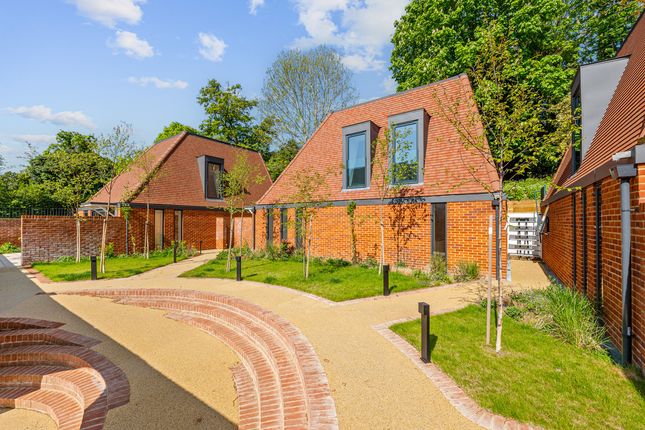 The Grove, Coulsdon, CR5 3 bed chalet for sale