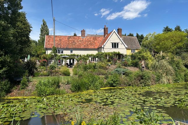 5 bed link detached house