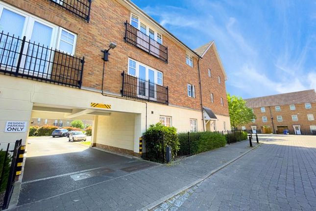 Caspian Way, Purfleet, Essex, RM19 2 bed flat for sale