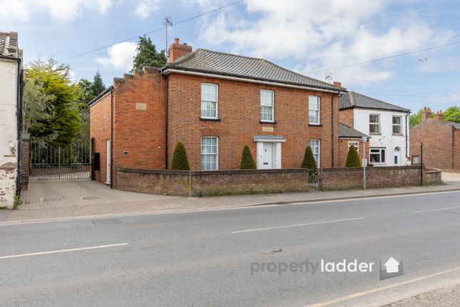 5 bed link detached house