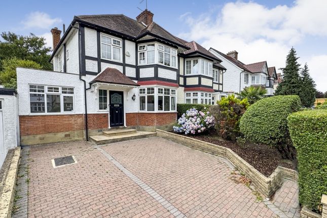 RAVENSDALE AVE, NORTH FINCHLEY, N12 4 bed semi