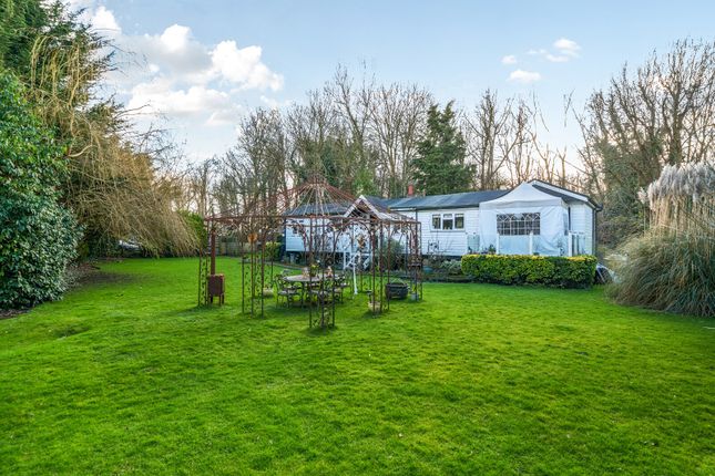 Sandhills Meadow, Shepperton, TW17 3 bed bungalow for sale
