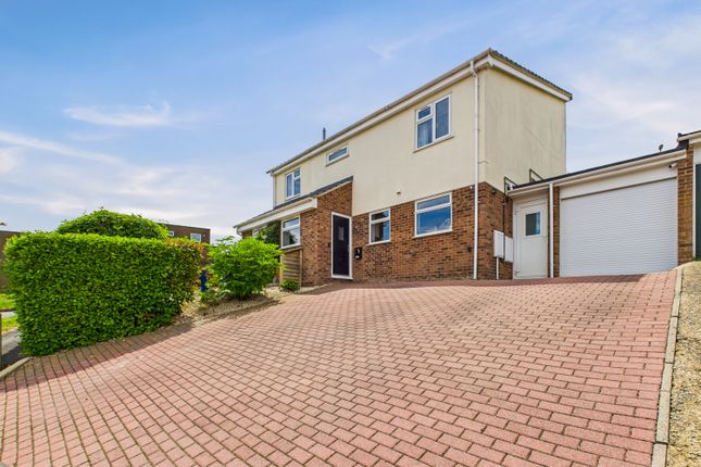 Grebe Close, Alton, Hampshire, GU34 4 bed link detached house for sale