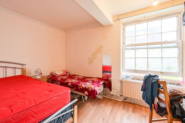 Bromley High Street, London E3 2 bed flat for sale