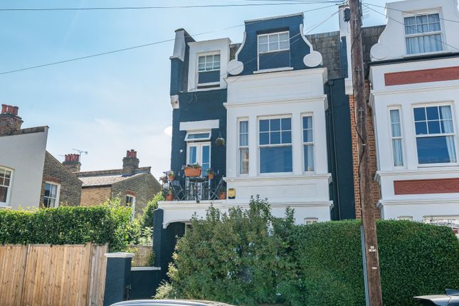 Gartmoor Gardens, London SW19 2 bed apartment for sale