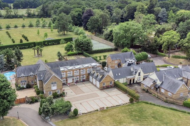 6 bed detached house