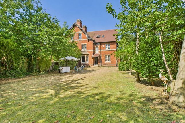 Barnwood Road, Gloucester GL4 9 bed semi