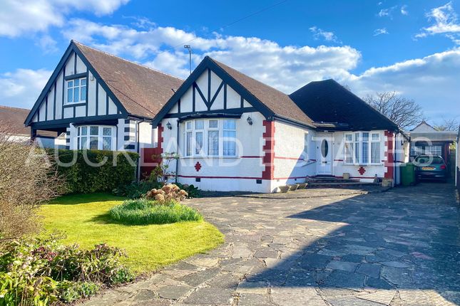 Byng Drive, Potters Bar EN6 3 bed detached bungalow for sale