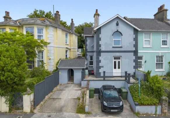5 bedroom semi-detached house for sale