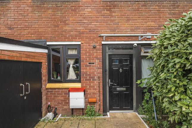 Burnt Ash Hill, Lee, London, SE12 2 bed flat for sale