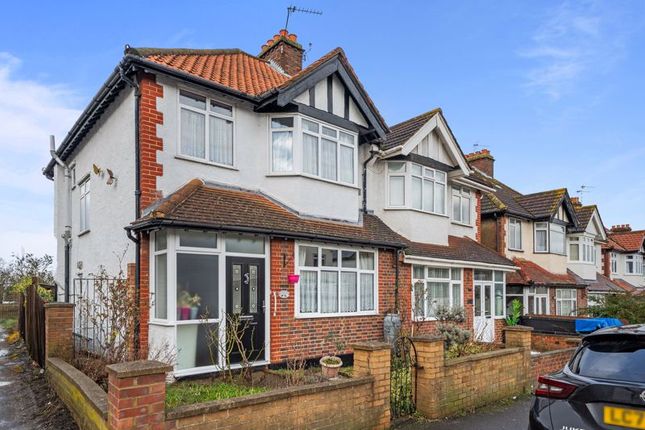 St. Philips Avenue, Worcester Park 3 bed semi
