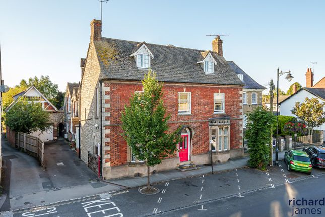 High Street, Royal Wootton Bassett, SN4 6 bed detached house for sale