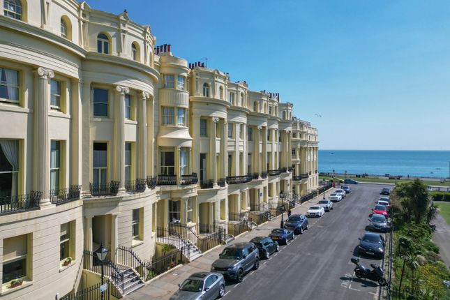 Brunswick Square, Hove, BN3 2 bed flat for sale