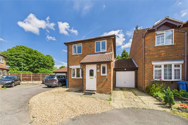 Maskell Way, Farnborough, Hampshire... 3 bed link detached house for sale