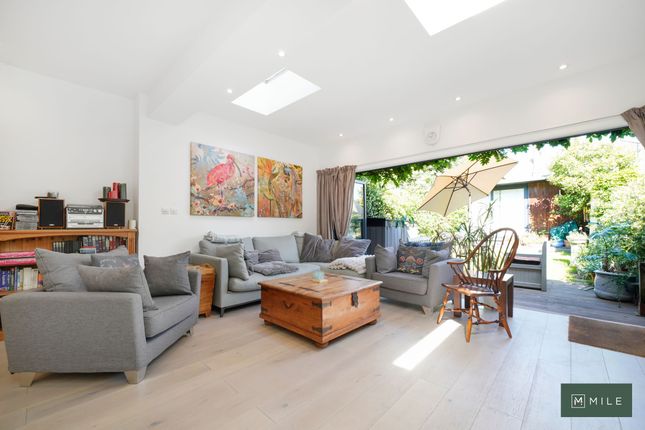 Radcliffe Avenue, London NW10 2 bed ground floor flat for sale