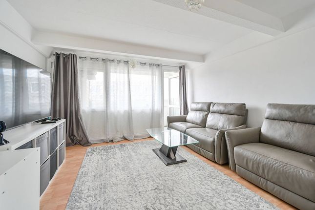 Trinity Way, East Acton, London, W3 2 bed flat for sale