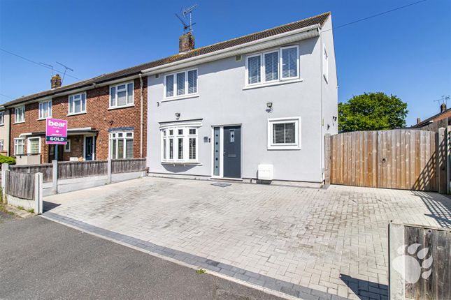 The Slades, Basildon SS16 3 bed end of terrace house for sale