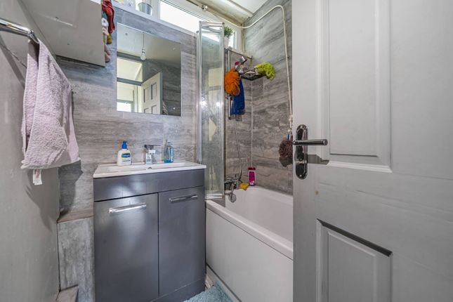 Blackshaw Road, Tooting Broadway... 2 bed flat for sale