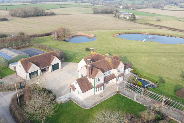 5 bed detached house