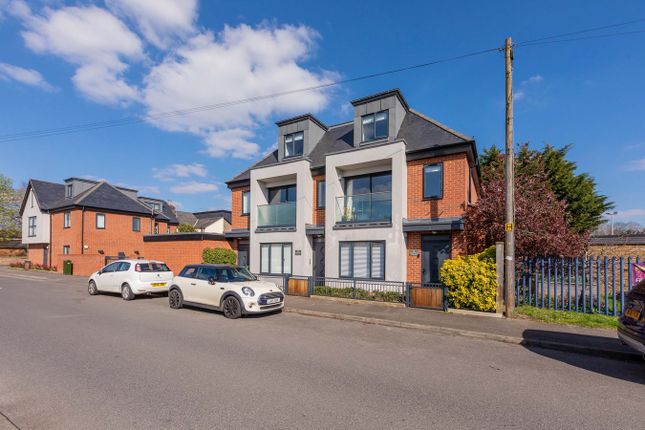 Minniecroft Road, Burnham SL1 2 bed apartment for sale