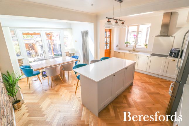 Toplands Avenue, Aveley, RM15 4 bed semi