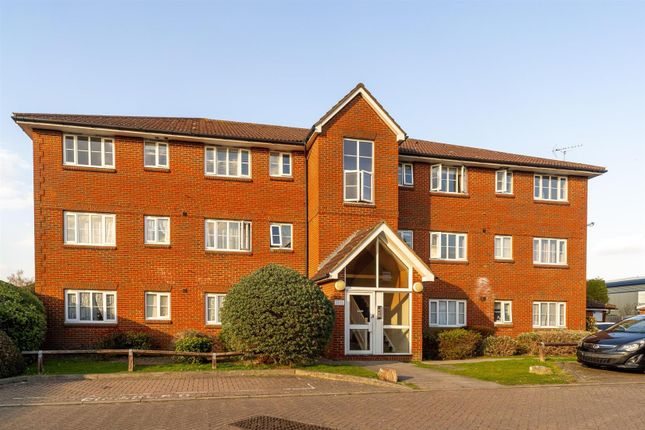 Kensington Way, Borehamwood WD6 2 bed apartment for sale