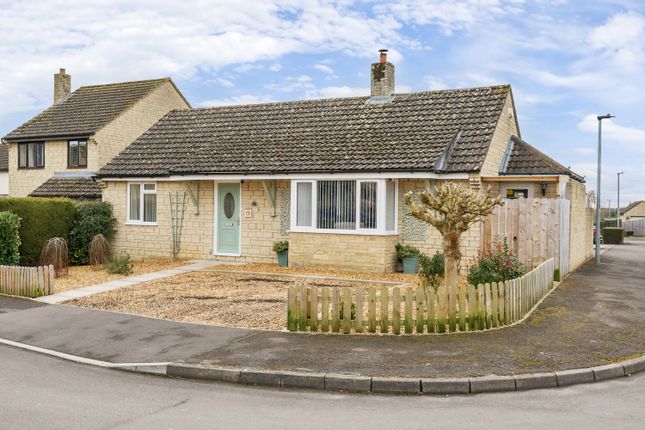 Hanks Close, Malmesbury, Wiltshire, SN16 2 bed detached bungalow for sale