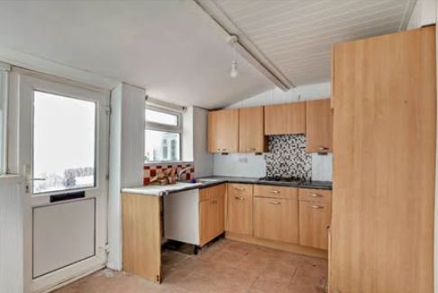 3 bed end terrace house