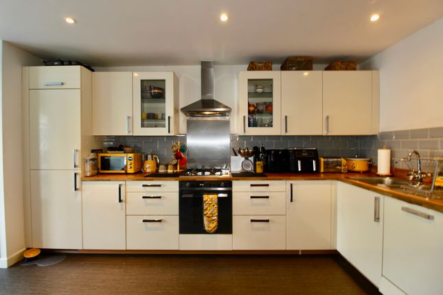 5 bedroom end of terrace house for sale