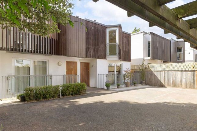 Kings Avenue, London SW4 3 bed terraced house for sale