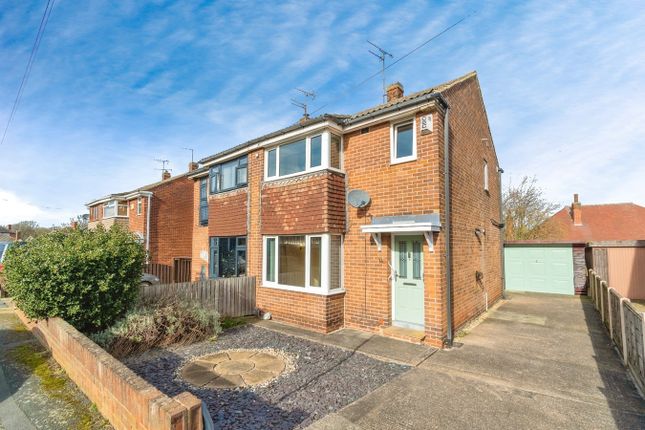 Greenmoor Close, Wakefield WF3 3 bed semi