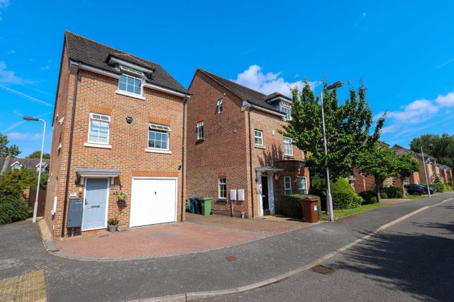 Stirling Avenue, Pinner HA5 3 bed link detached house for sale