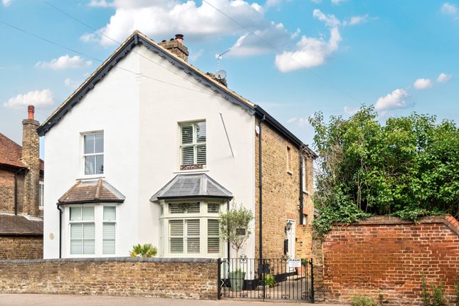 The Broadway, Laleham, TW18 2 bed semi