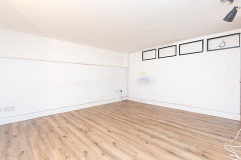 Wrotham Road, Meopham Green, Kent 2 bed ground floor maisonette for sale