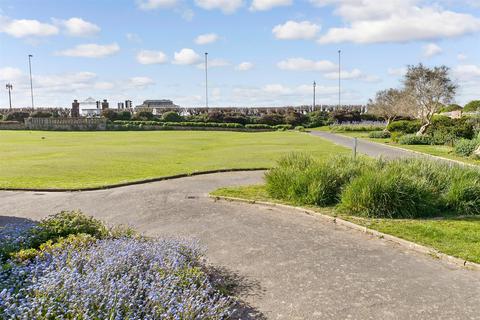 Winchelsea Gardens, Worthing, West... 3 bed flat for sale