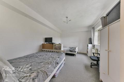 Gilbert Close, London, SE18 2 bed apartment for sale