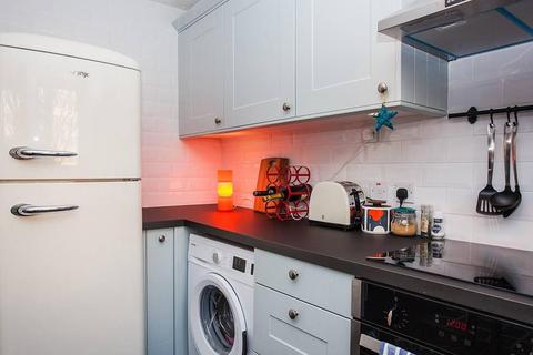 Neville Close, Peckham, London, SE15 1 bed flat for sale