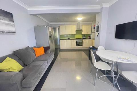 Central Avenue, Hayes 6 bed terraced house for sale