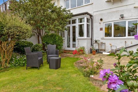 Grand Avenue, Worthing, West Sussex 2 bed ground floor flat for sale